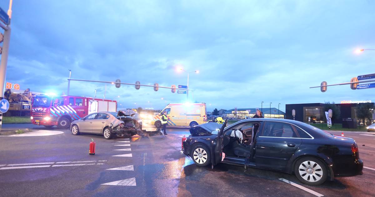 Drie personen gewond en twee autos zwaar beschadigd na botsing op kruispunt bij Velddriel.