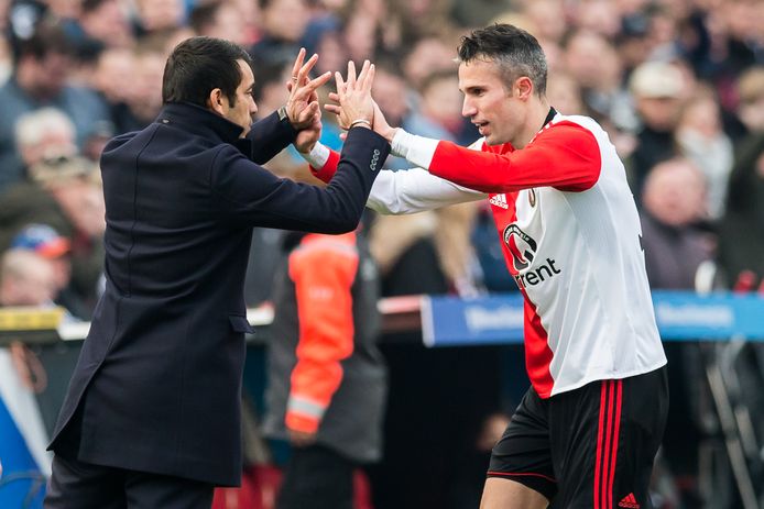 Robin van Persie viert zijn doelpunt samen met Giovanni van Bronckhorst.