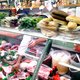 Gefrituurde inktvisringen eten bij sfeervol tl-licht