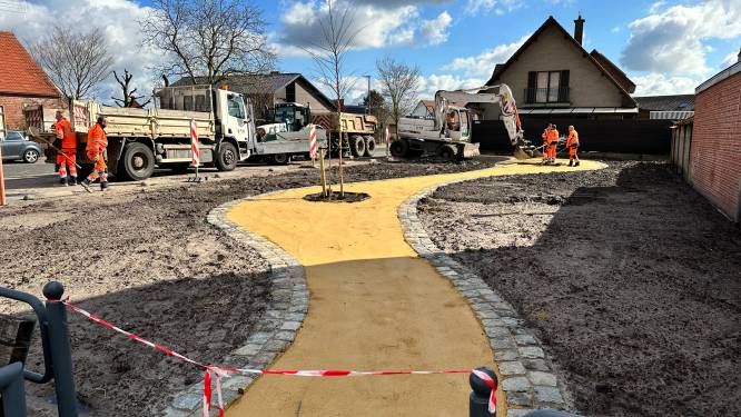 Gemeente onthardt pleintjes in dorp: “Kille verharding vervangen door groene oase”
