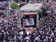 Iraniërs bewijzen hun laatste eer aan de omgekomen president Ebrahim Raisi tijdens een processie in Tabriz, in het noordwesten van Iran.