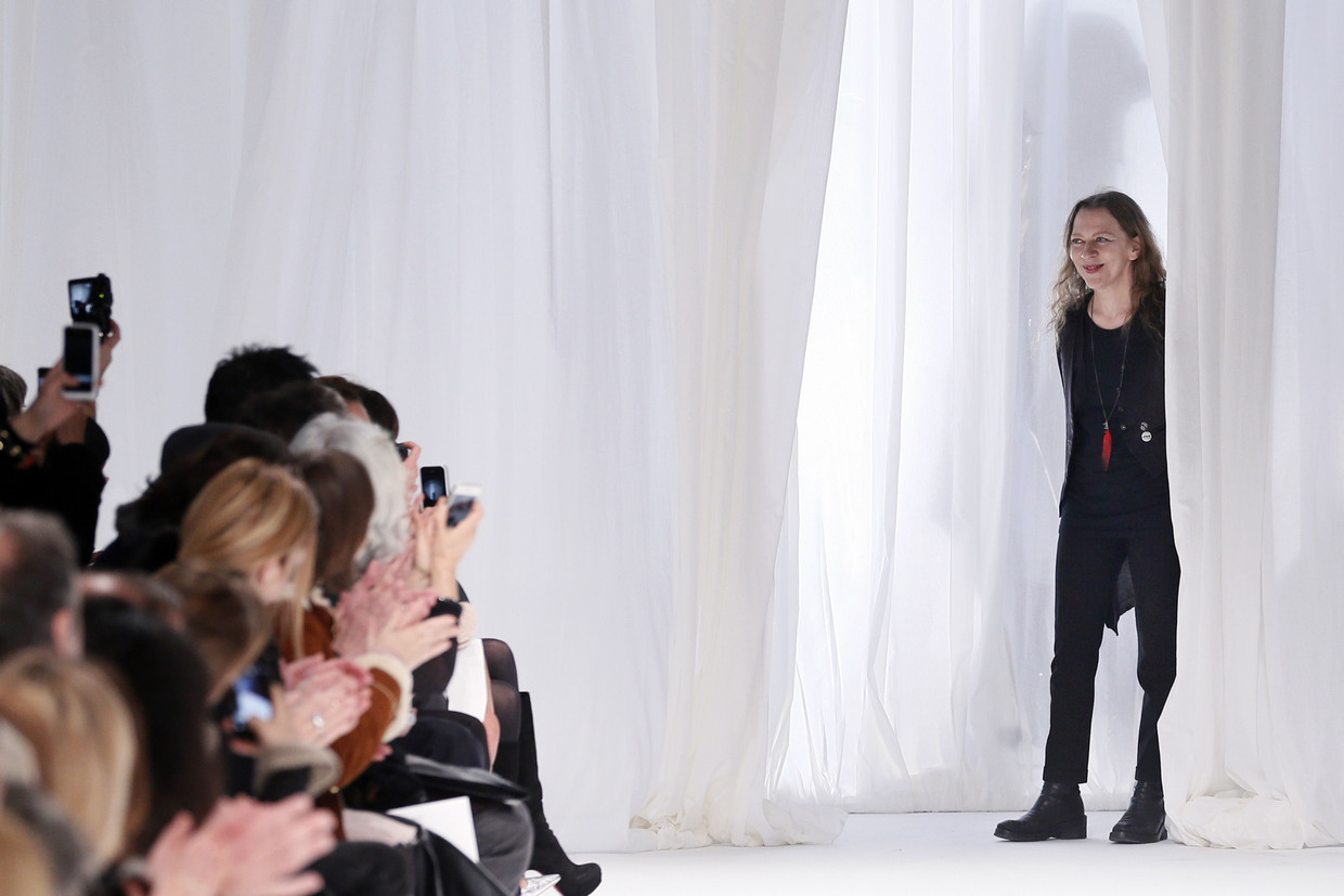 Ann Demeulemeester begroet het publiek na een modeshow in Parijs in 2013.  Beeld AFP