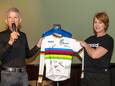 Joyce Elsinga neemt namens Fristads Workware - Benelux het door prominenten getekende UCI  wereldbeker shirt in ontvangst  van voorzitter Jan Prop van de Stichting GP Adrie van der Poel.