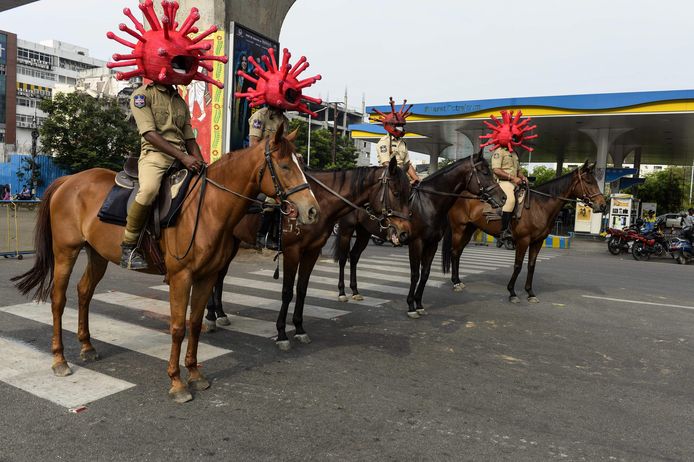 Agenten op paard in de Indiase stad Secunderabad dragen allemaal een ‘coronahelm’.