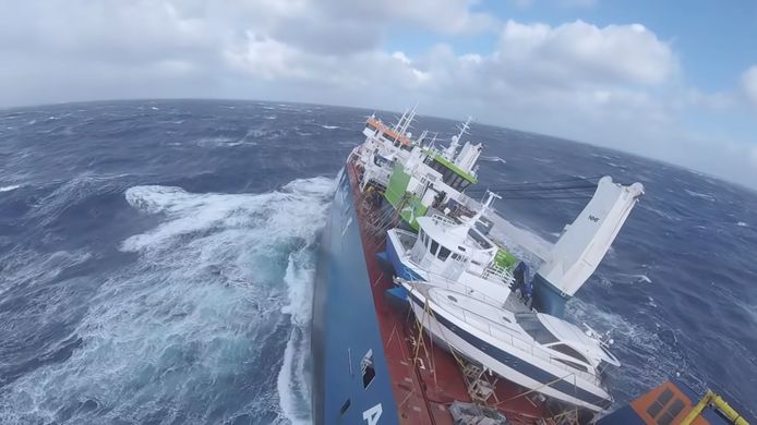 Beeld op het Nederlandse schip van een GoPro-camera op de helm van een reddingswerker tijdens de evacuatie van de crewleden.