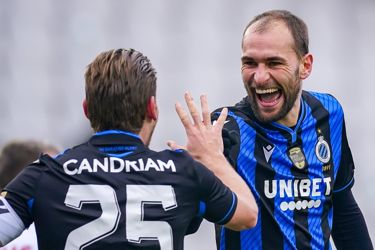 Ruud Vormer (l.) en Bas Dost, die zich de voorbije weken al een aanwinst toonde voor kampioen Club Brugge. Beeld Photo News