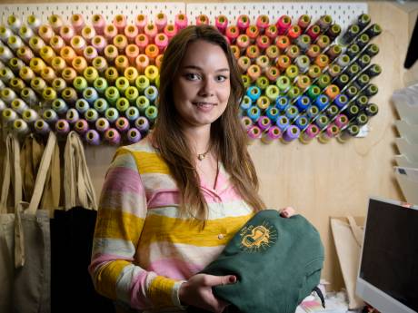 Renske (21) uit Hengelo runt fulltime een borduuratelier: ‘Borduren is een ouderwetse hobby in een modern jasje’