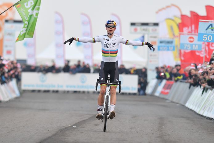 Belgian Wout Van Aert celebrates as he crosses the finish line to win the men's elite race at the Belgian national championships cyclocross, Sunday 14 January 2018 in Koksijde.
BELGA PHOTO DAVID STOCKMANlea nouveaux