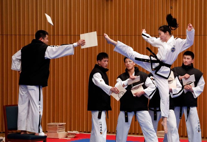 Noord-Koreaanse sporters geven een show-demonstratie taekwondo in het Zuid-Koreaanse Seoul. Foto Woohae Cho
