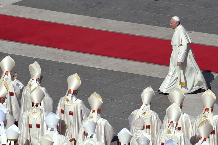 Kardinalen begroeten paus Franciscus  in 2016 op het Sint-Pietersplein in Vaticaanstad. Beeld AFP
