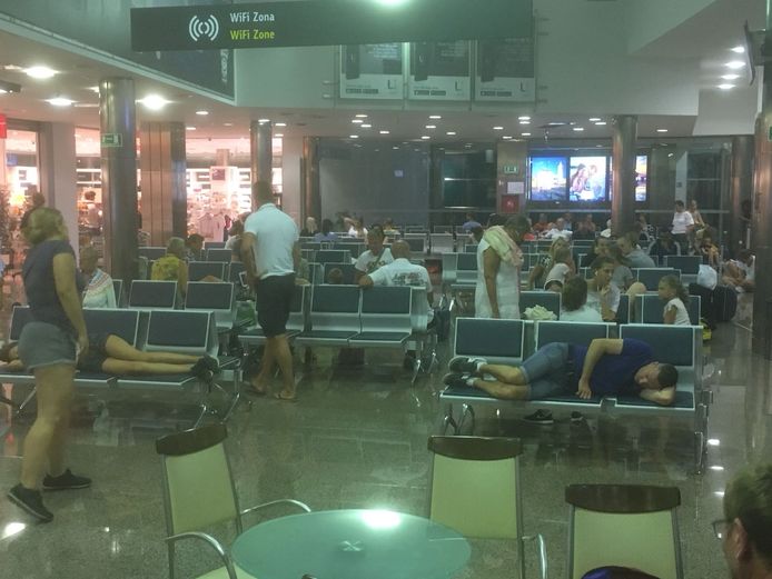 Het luchthavenpersoneel van Zadar Airport probeerde de honderden passagiers, voornamelijk Belgen en enkele Nederlanders, zo veel mogelijk te helpen door hen eten en drinken aan te bieden.