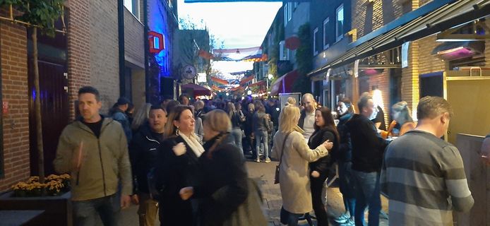 Volop feestvierders in de Peperstraat in Oss.