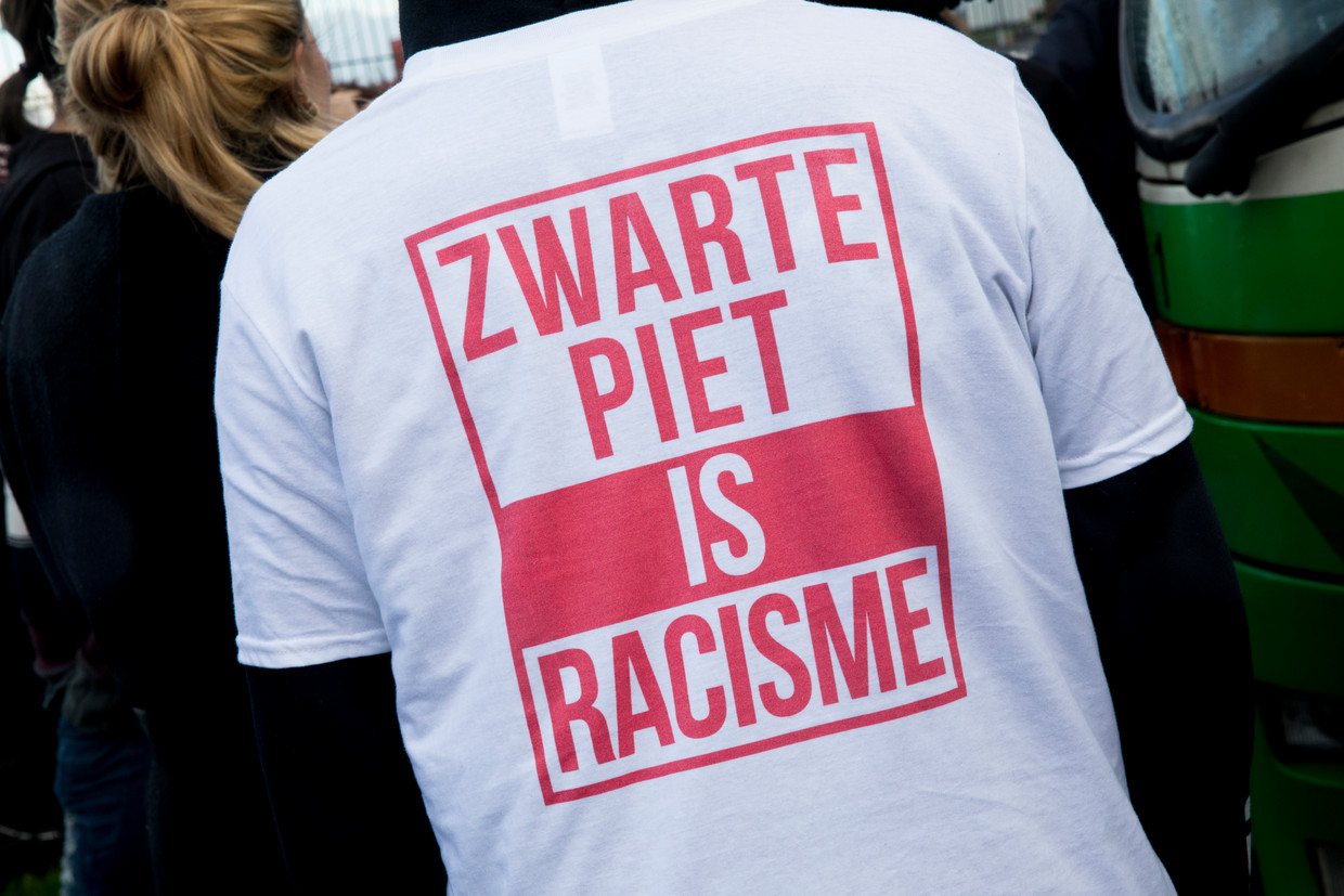 Een man demonstreert tegen Zwarte Piet.  Beeld ANP