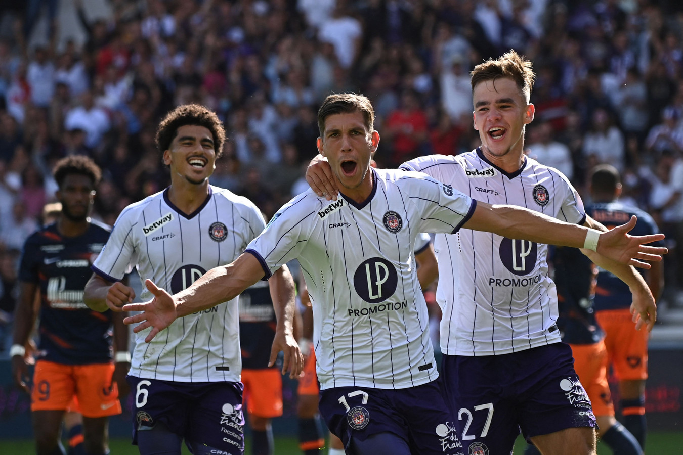 Stijn Spierings viert een van zijn goals voor Toulouse met Thijs Dallinga (r) en Zakaria Aboukhlal (l).