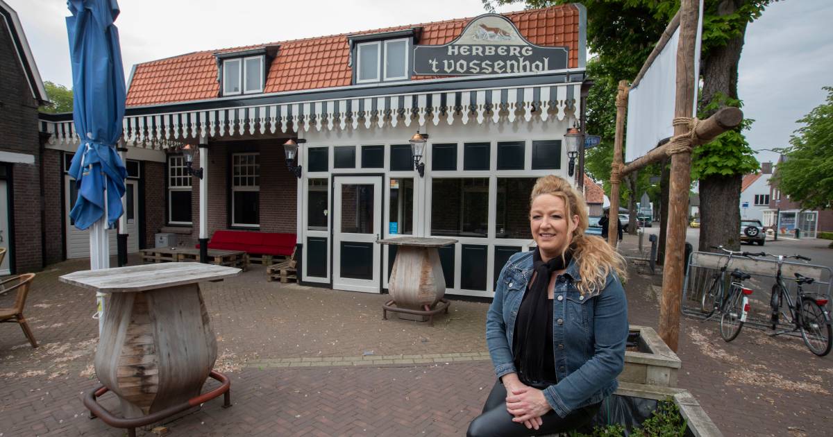 Zangeres Achter De Tap In Cafe T Vossenhol In Handel De Peel Ed Nl