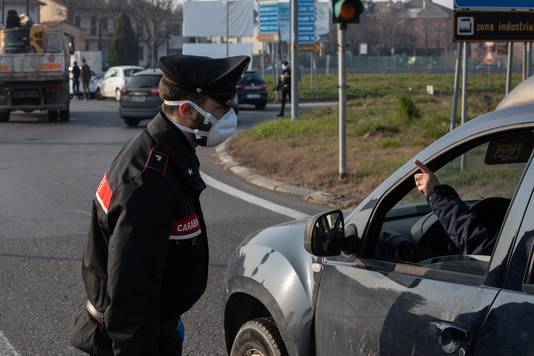 Een Italiaanse Carabinieri bij één van de Noord-Italiaanse stadjes die in lockdown zijn. Eerder vandaag stierven al drie Italianen in het noorden van het land aan het virus. Het ging in alle gevallen om oudere mensen.