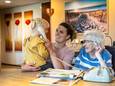Kinderen moeten al jong in aanraking komen met de zorg, adviseren burgers. Leonie Riemens, medewerker welzijn bij oudereninstelling SVRZ, nam haar dochtertje Fajah mee naar haar werk. Mevrouw Gabrielse is cliënt bij SVRZ, ze geniet van het jonge gezelschap.