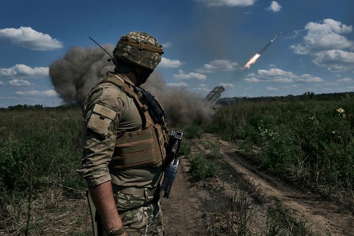 Een Oekraïense soldaat ziet hoe een raket wordt afgeschoten nabij Bachmoet.