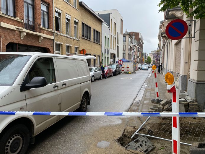 De Bisschopstraat en de Constitutiestraat waren een tijd afgesloten voor het verkeer. Op verschillende plaatsen waren bloedvlekken te zien van het slachtoffer.