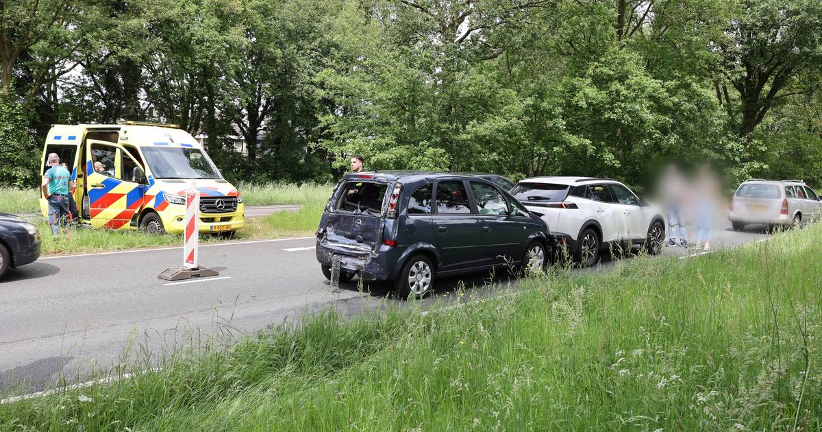Kettingbotsing tussen vrachtwagen en meerdere auto’s leidt tot flinke ravage.