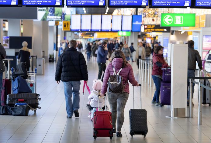 Reizigers in de luchthaven van Schiphol, Nederland.