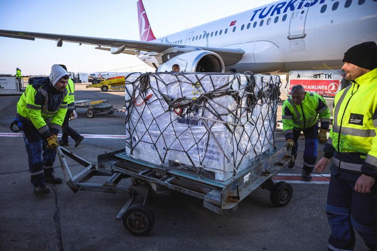 Een levering coronavaccins van AstraZeneca wordt uitgeladen op het vliegveld van Belgrado.  Beeld Andrej Isakovic / AFP