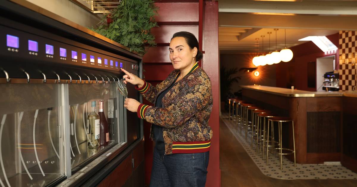 Bij Tapasserie Sluys tap je zelf je wijntje uit de kast: ‘Ik wil een huiselijke sfeer creëren’