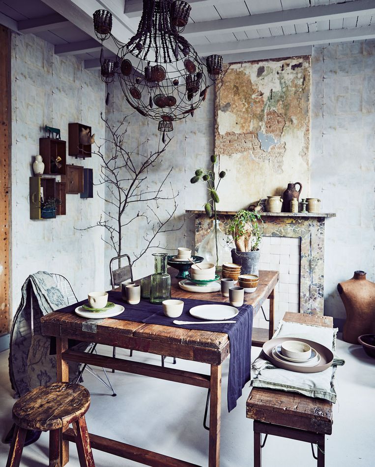 Muurverf Broccoli Brown van Farrow & Ball. Kunstwerk links kringloop, rechts Enkel Art Studio. Bank Ikea, kussen Madam Stoltz. Bijzettafel kringloop, met zelf geplaatste spiegelplaat. Decoratiedobbelsteen en ingelijst portretje familiestuk. Hanglamp Marktplaats.  Beeld Beeld vtwonen 03-2018 | styling Liza Wassenaar | fotografie Jeroen van der Spek