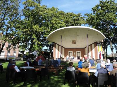 Openluchtviering bij muziekkoepel in Winssen