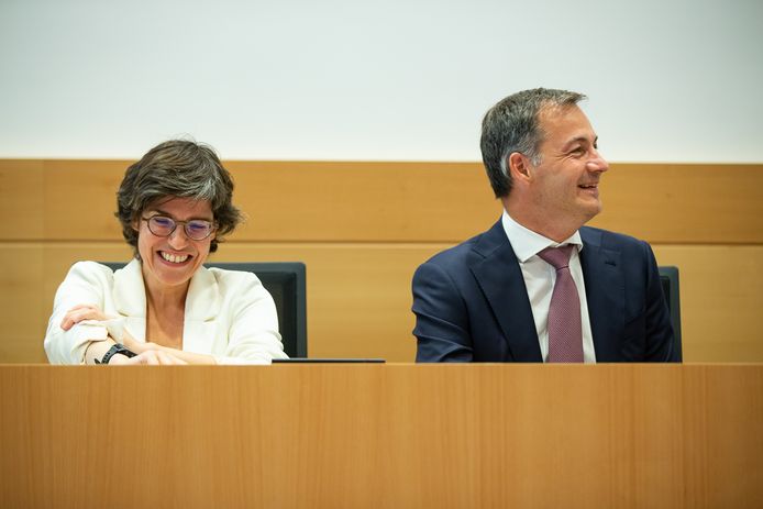 Premier Alexander De Croo (Open VLD) en minister van Energie Tinne Van Der Straeten (Groen)