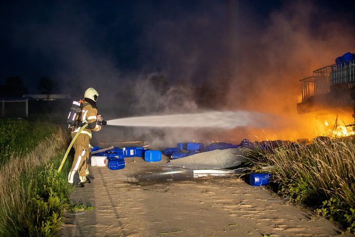Ontploffing bij trailerbrand in Roosendaal, meer dan 100 vaten aangetroffen.