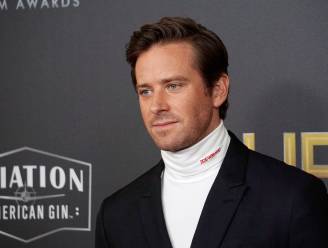 Ex-vriendin Armie Hammer getuigt: “Zijn moeder vertelde me over zijn demonische gedrag”