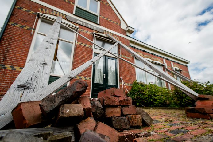 Dorpshuis in het dorpje Leermens staat gestut door de aardbevingen als gevolg van de  gasboringen