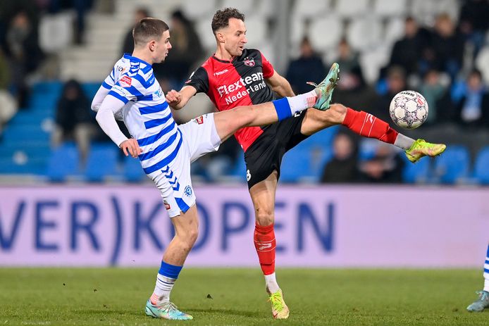 Robin Janssen controleert tegen De Graafschap.