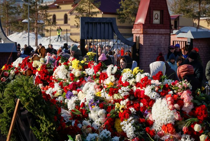People could barely be seen behind the Flower Mountain.