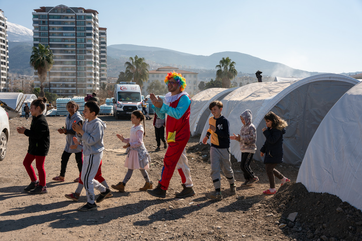 Een psycholoog, vermomd als clown, vrolijkt Turkse kinderen op in een tentenkamp in Iskenderun. Beeld Ingrid Woudwijk