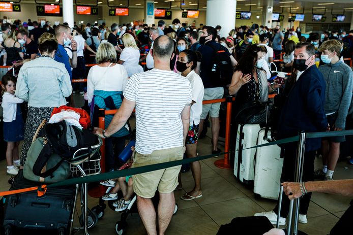 Britse toeristen in lange rijen voor terugkeer naar het Verenigd Koninkrijk op de luchthaven van Faro.