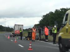 Aanhanger met fitnessapparatuur gekanteld op N18-Westerval bij Enschede, weg afgesloten