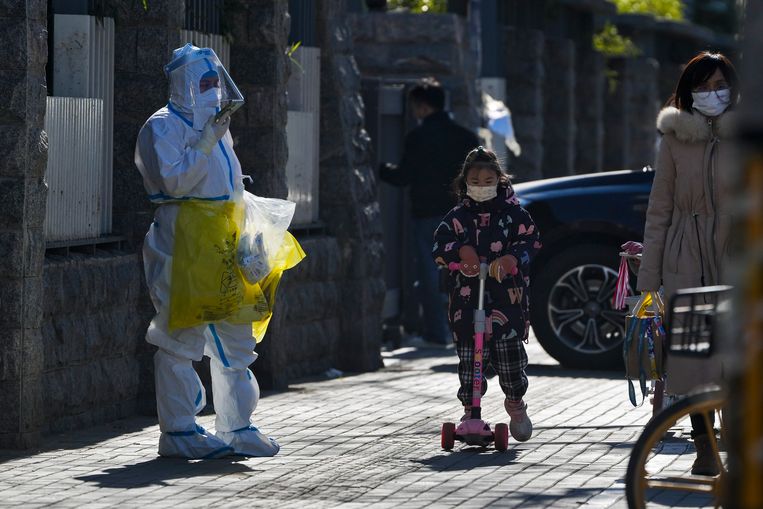 In tegenstelling tot de rest van de wereld beschouwt de Chinese regering het coronavirus en in het bijzonder de omikronvariant nog steeds als een groot gevaar voor de volksgezondheid. Beeld AP