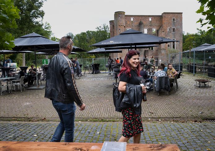 Kasteelruïne vormt het decor van het bierfestival