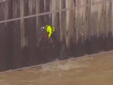 Un homme secouru du fleuve déchaîné de Los Angeles