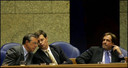 Premier Jan Peter Balkenende, minister Laurens Jan Brinkhorst (links, D66) en minister Alexander Pechtold (rechts, D66) voorafgaand aan het debat over de positie van D66 in de regering donderdagmiddag in de Tweede Kamer. ANP PHOTO ROBIN UTRECHT