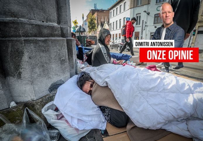 Vluchtelingen slapen noodgedwongen buiten in de wijk rond het Klein Kasteeltje in Brussel.