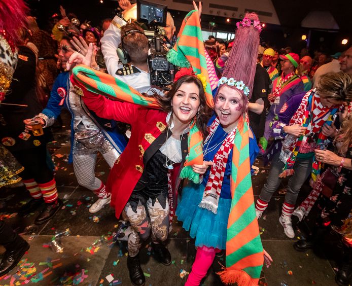 De aftrap van carnaval 2022 met een mini-editie van Drie uurkes vurraf in het Pullman hotel. Op de foto Tara van der Vleuten (rechts) en Sanne Leenders vieren feest.