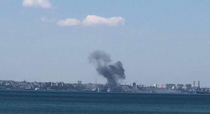 Een zwarte rookpluim boven de haven van Odesa na de Russische raketaanval.