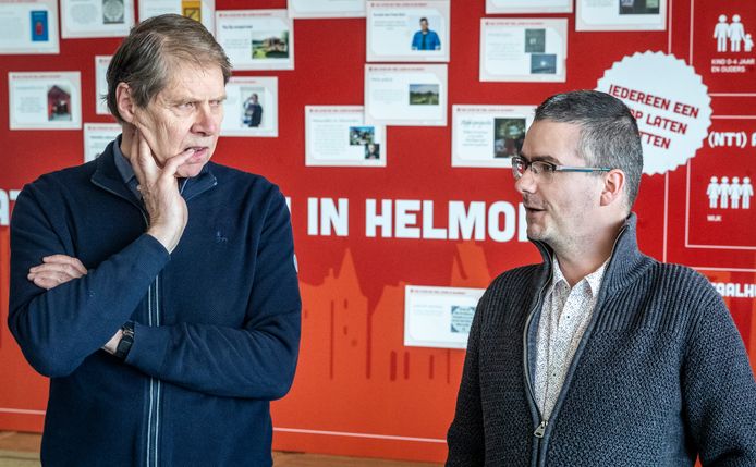 Dirk van Dam (r) in gesprek met taalkundige Wim Daniëls bij de aftrap van het 'Stadsplan Basisvaardigheden’ in Helmond.