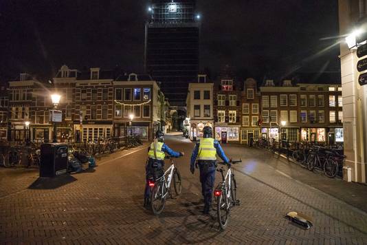 Handhavers lopen door het centrum van Utrecht. Het Nederlandse kabinet wil een avondklok instellen tussen 20.30 en 04.30 uur. 