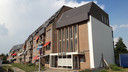 Bij appartementencomplex De Leeuwerik in Halsteren moet de drielaagse hoogbouw plat voor nieuwe woningen. De laagbouw wordt grondig gerenoveerd. De rechtervleugel van de Leeuwerik was al gesloopt voor de doorsteek naar de Steenbergseweg.