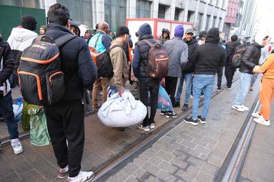Ontruiming kraakpand in Brusselse Paleizenstraat begonnen: eerste bussen vertrokken