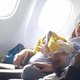 Vrouw bevalt onverwacht van dochtertje in het vliegtuig